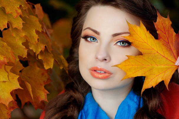 Makijaż jesień modelu, jasne. kobieta na tle jesień krajobraz - Zdjęcie, obraz