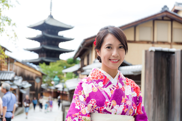 Mujer joven asiática en yasaka pagoda
 - Foto, Imagen
