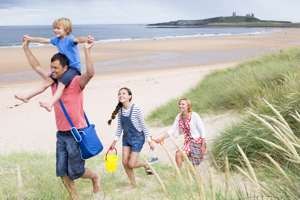 Familia saliendo de la playa
 - Foto, imagen