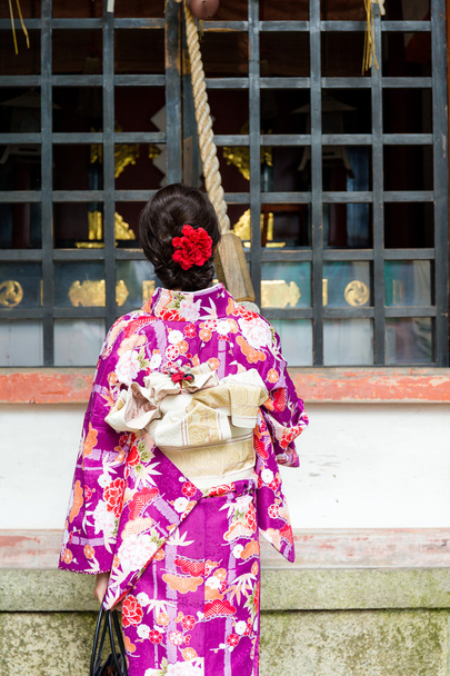 Nő húzza a kötelet, hogy cseng a harang - Fotó, kép