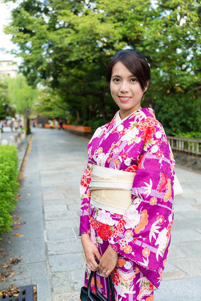 asiatische Frau trägt das Kimono-Kleid - Foto, Bild