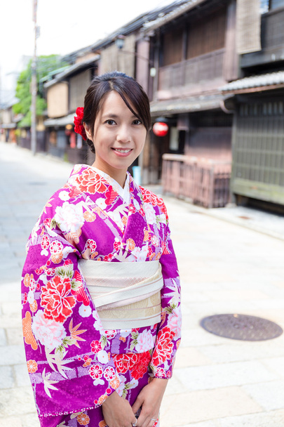 Жінка з японським кімоно в Кіото
 - Фото, зображення