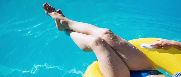 Nuori nainen uima-altaassa - Valokuva, kuva