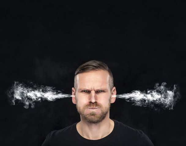 Wütender Mann mit Rauch aus seinen Ohren. - Foto, Bild
