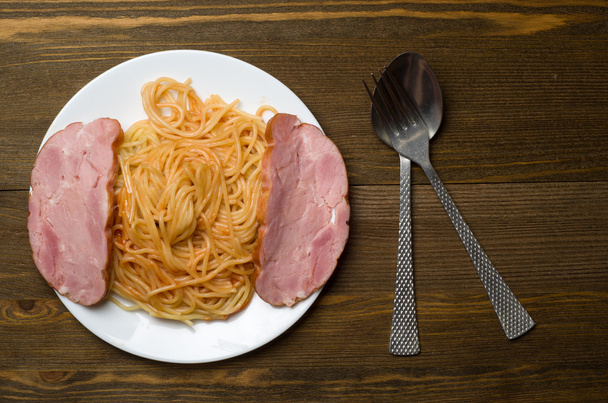 spaghetti on a plate on a wooden background - Φωτογραφία, εικόνα