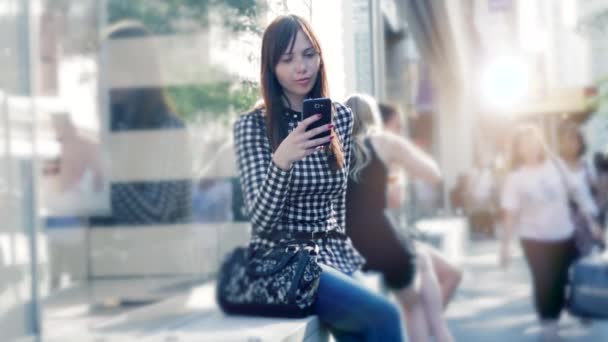 Mujer usando teléfono inteligente - Metraje, vídeo