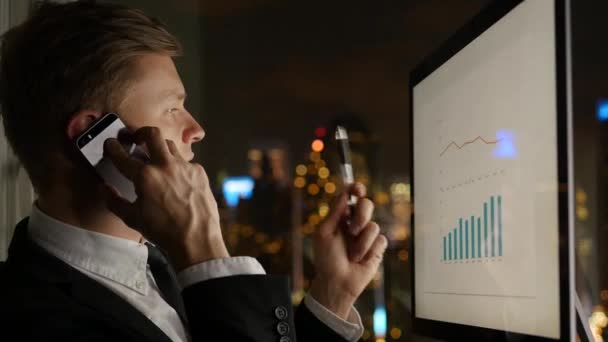 businessman analyzing charts - Footage, Video