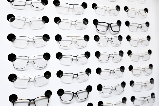 Brille im Regal im Geschäft - Foto, Bild