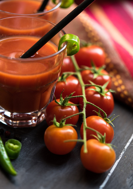 Sumo de tomate com pimentas verdes e tomate cereja
 - Foto, Imagem