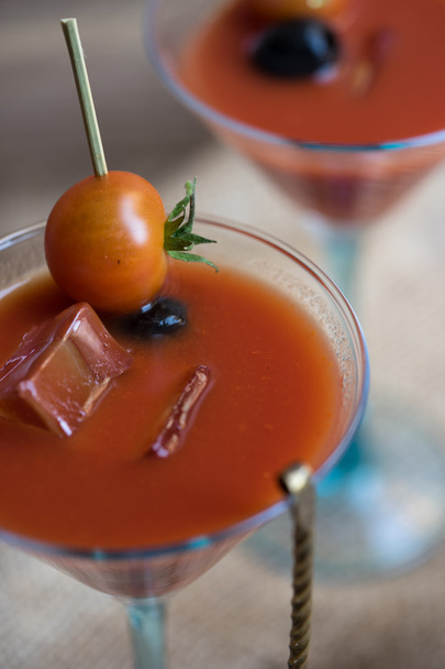 Cóctel Bloody Mary con aceitunas y tomate cherry
 - Foto, Imagen