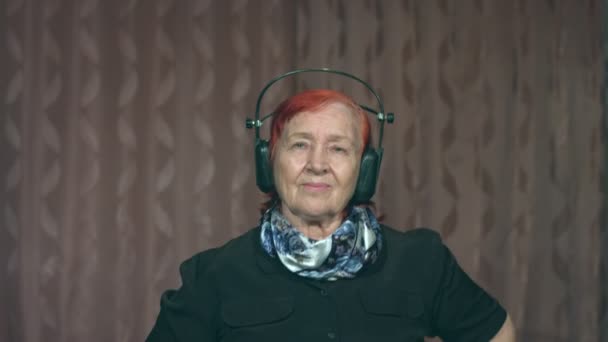 Porträt einer Großmutter mit Kopfhörern. 3 Schüsse - Filmmaterial, Video