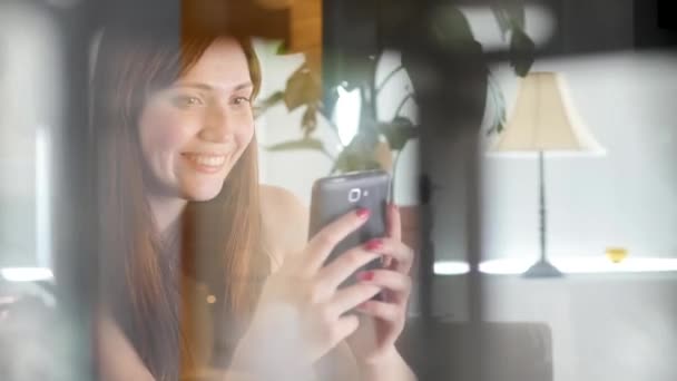 Femme utilisant un téléphone intelligent - Séquence, vidéo