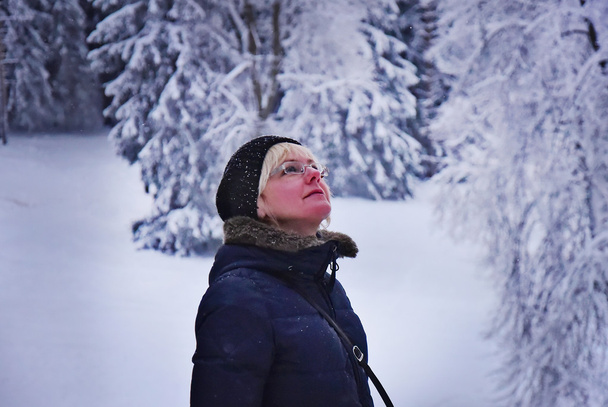 középkorú nő téli Park - Fotó, kép