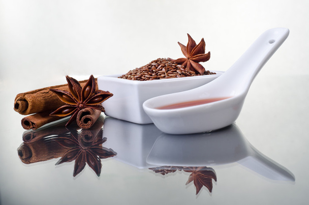 Star anise, cinnamon and flax - Foto, afbeelding