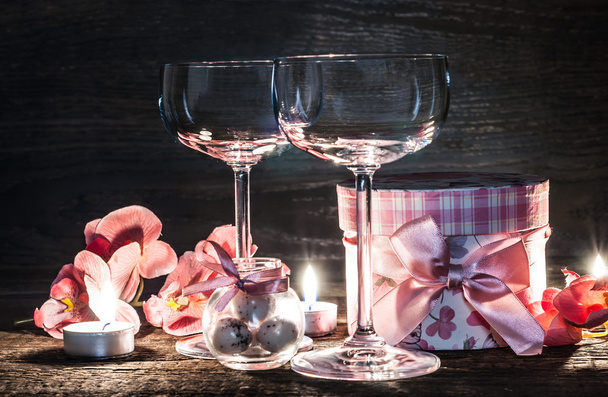 kieliszki do wina, prezent i świece na romantyczny wieczór - Zdjęcie, obraz