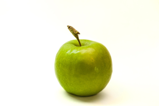 Πράσινο μήλο με ουρά - Φωτογραφία, εικόνα