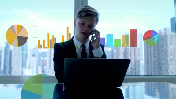 бізнесмен аналізує діаграми на комп'ютері
 - Кадри, відео