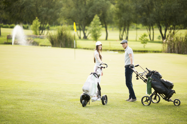 Пара на гольф-каре
 - Фото, изображение