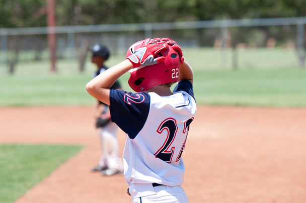 Jeune garçon américain de baseball sur la base
 - Photo, image
