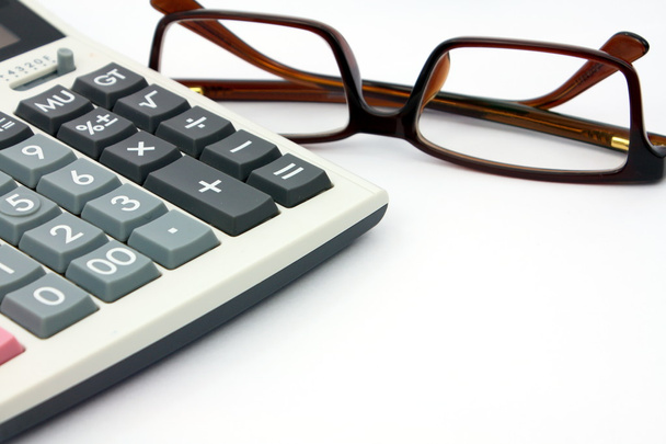 Calculadora y gafas aisladas sobre fondo blanco
 - Foto, Imagen