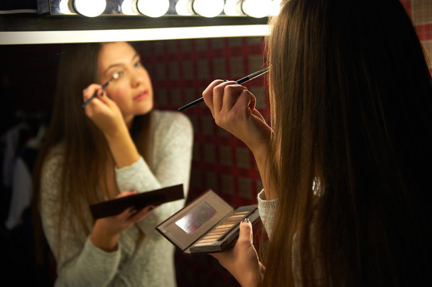Young beautiful woman doing makeup - Fotoğraf, Görsel