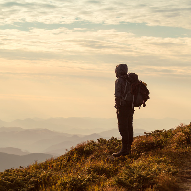 Traveler with backpack and mountain panorama - Foto, imagen
