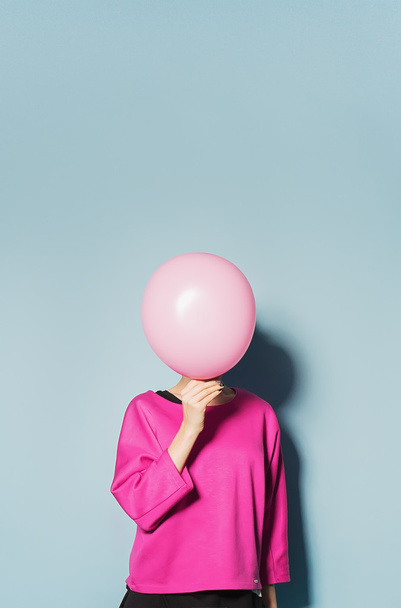 girl have fun with colored balloons on blue background - Valokuva, kuva
