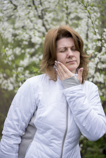 woman with a toothache on the nature - Foto, Bild