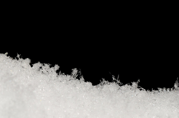 delicate ijzig sneeuw op zwart - Foto, afbeelding