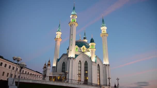 Weergave van Kul-Sharif moskee in Kazan stad in avond - Video