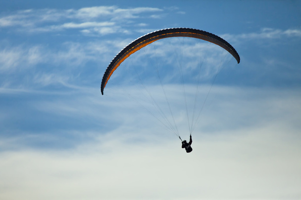 Man practicing paragliding extreme sport - Foto, immagini
