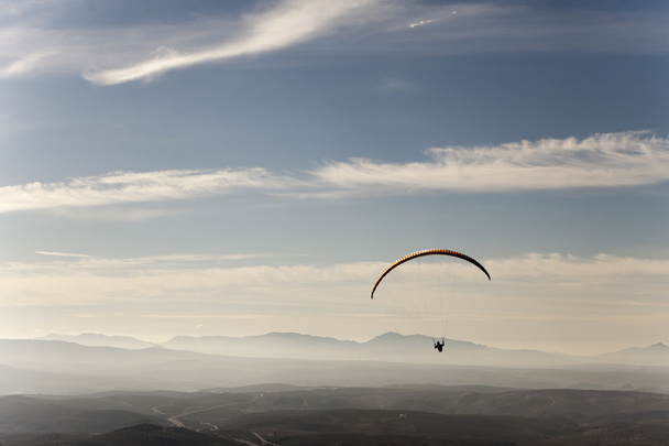 Člověk cvičí paragliding extrémní sport - Fotografie, Obrázek