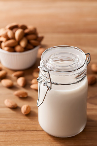 mandlové mléko organického zdravý ořech vegan vegetariánské nápoj - Fotografie, Obrázek