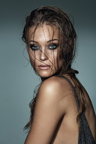 Portrait of a sexy fashionable girl with wet hair and gorgeous e - Foto, immagini