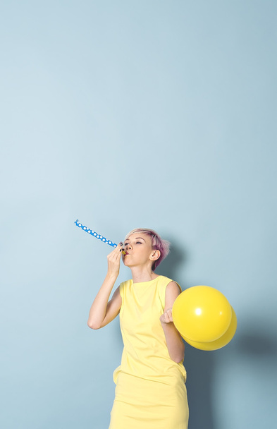 ragazza divertirsi con palloncini colorati su sfondo blu
 - Foto, immagini