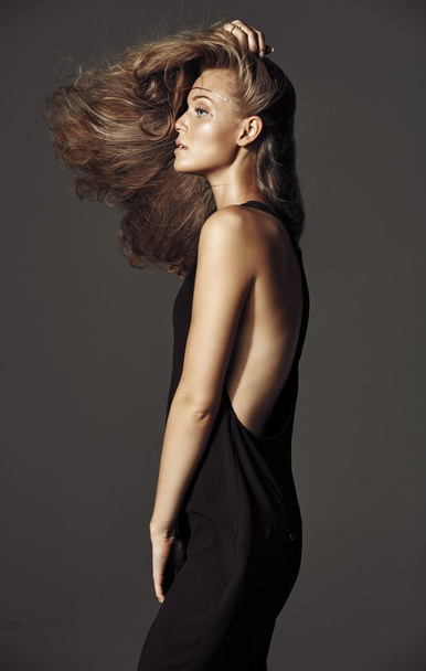 Retrato de rubia adorable con pelo largo y hermoso
 - Foto, imagen