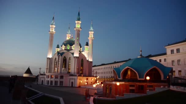 Θέα από το Τζαμί Kul-Sharif στην πόλη Καζάν βράδυ - Πλάνα, βίντεο