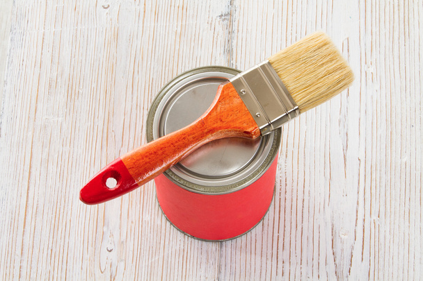 Lze malovat štětcem, červený lak bílý dřevěné podlahy prkna - Fotografie, Obrázek