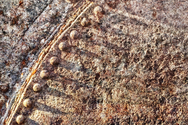 Eski kötü aşınmış Bitümlü perçinli Metal flatör yüzey doku - Fotoğraf, Görsel