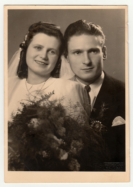 Une photo vintage montre le portrait de mariage de jeunes mariés, vers 1955
. - Photo, image