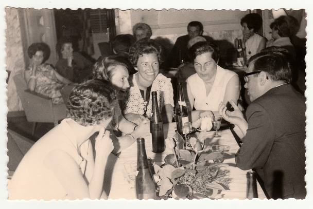 Photo montrant un groupe de personnes dans un restaurant, années 1960
. - Photo, image
