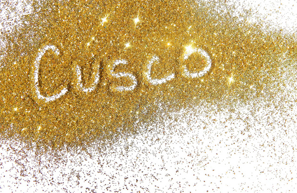 Arany csillogó Cusco homályos felirat ragyog a fehér háttér - Fotó, kép