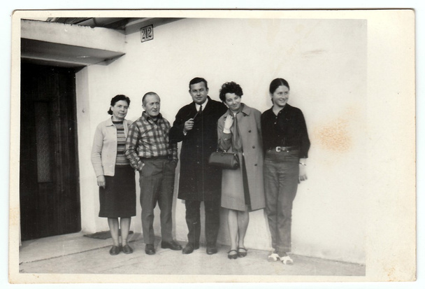 Photo vintage montrant un groupe de personnes devant la maison, années 1970
. - Photo, image