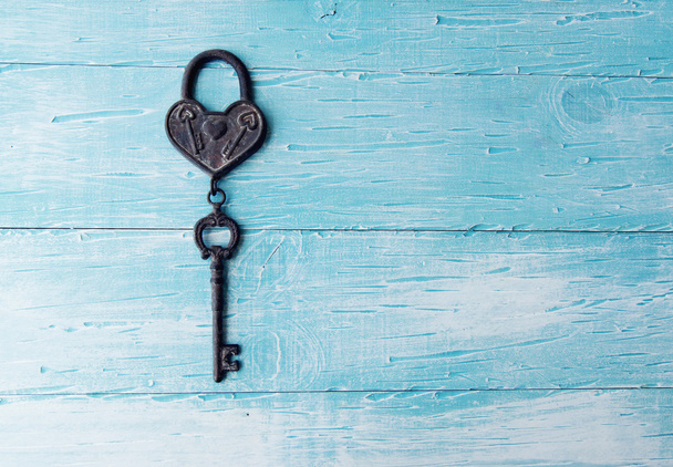 Corazón y llave sobre fondo de madera blu
 - Foto, Imagen