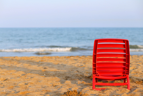 пляжний стілець біля моря влітку
 - Фото, зображення