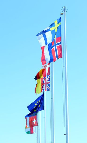 многие флаги многих наций на ветру
 - Фото, изображение