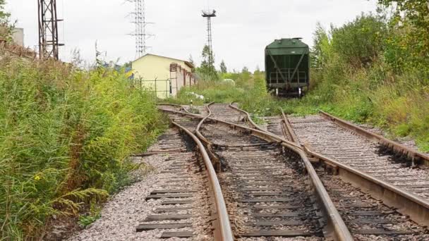 Vista de viejos ferrocarriles abandonados en el día ventoso de verano
 - Imágenes, Vídeo