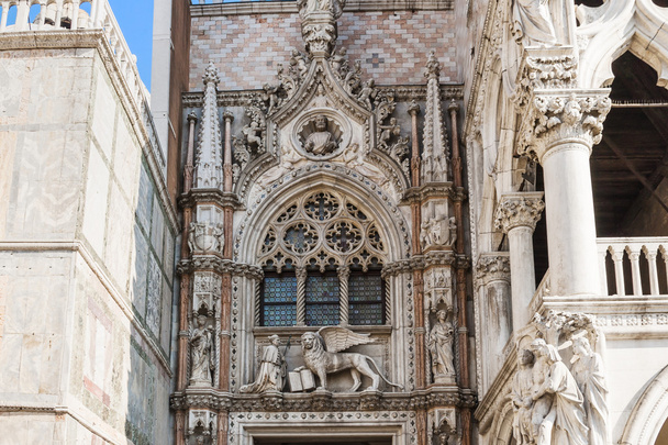 Architekturdetails des Dogenpalastes (Palazzo Ducale), Venedig, Italien - Foto, Bild