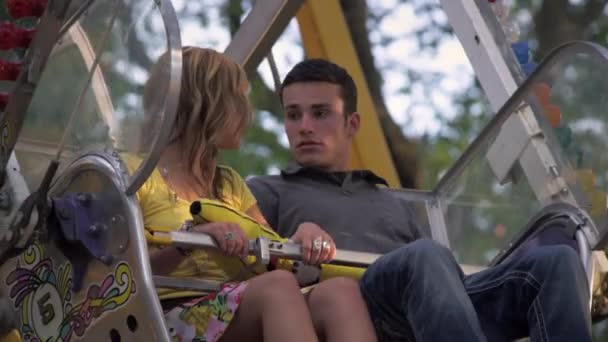 dois casais montando uma roda gigante em um carnaval
 - Filmagem, Vídeo
