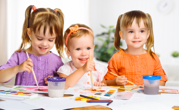 niñas felices en el jardín de infantes dibujar pinturas
 - Foto, imagen